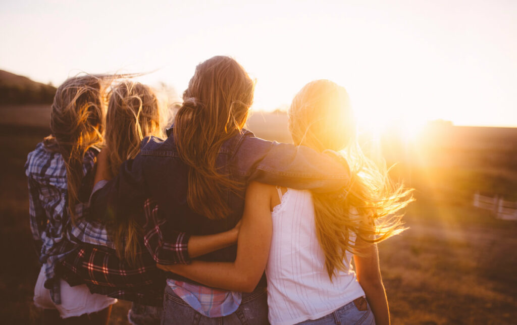 Grupo de amigas adolescentes abrazadas