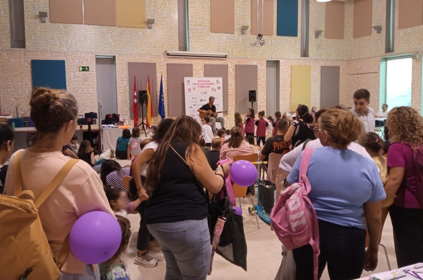 Familias y entidades se encuentran en la III Feria de Asociacionismo Familiar de UNAF